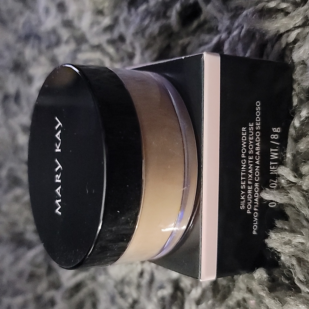 💕NIB Mary Kay Silky Setting Powder: Light Beige💕